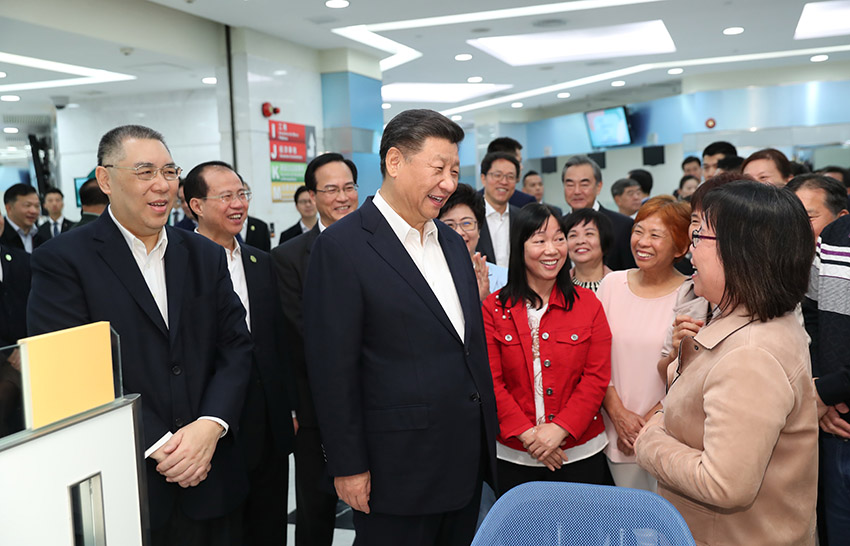 12月19日，國(guó)家主席習(xí)近平在澳門特別行政區(qū)行政長(zhǎng)官崔世安陪同下，來(lái)到位於澳門黑沙環(huán)的政府綜合服務(wù)中心和濠江中學(xué)附屬英才學(xué)校，同澳門市民和師生親切交流。這是習(xí)近平在黑沙環(huán)政府綜合服務(wù)中心同澳門市民親切交流。 新華社記者 黃敬文 攝