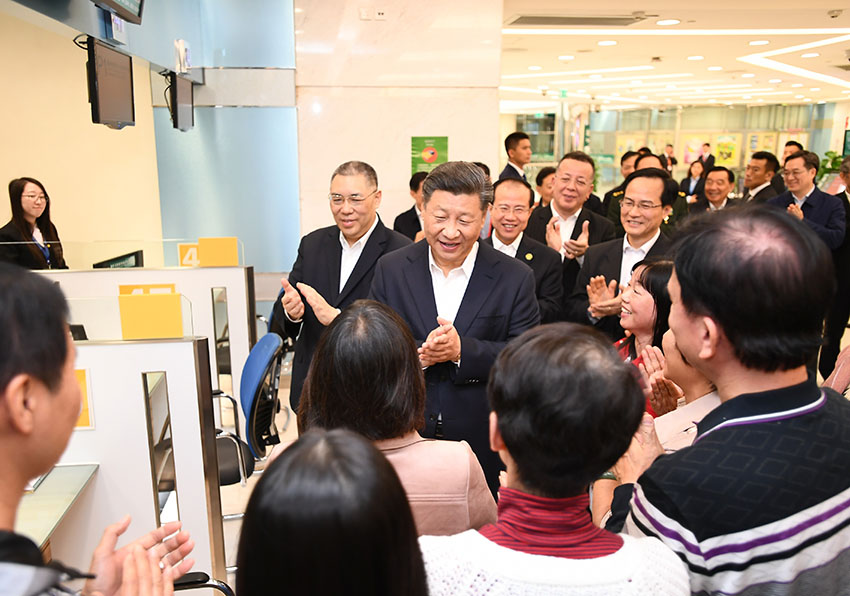 12月19日，國家主席習(xí)近平在澳門特別行政區(qū)行政長官崔世安陪同下，來到位於澳門黑沙環(huán)的政府綜合服務(wù)中心和濠江中學(xué)附屬英才學(xué)校，同澳門市民和師生親切交流。這是習(xí)近平在黑沙環(huán)政府綜合服務(wù)中心同澳門市民親切交流。 新華社記者 謝環(huán)馳 攝