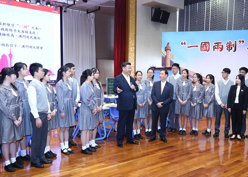 12月19日，國(guó)家主席習(xí)近平在澳門(mén)特別行政區(qū)行政長(zhǎng)官崔世安陪同下，來(lái)到位於澳門(mén)黑沙環(huán)的政府綜合服務(wù)中心和濠江中學(xué)附屬英才學(xué)校，同澳門(mén)市民和師生親切交流。在濠江中學(xué)附屬英才學(xué)校觀摩以“‘一國(guó)兩制’與澳門(mén)”為題的中國(guó)歷史公開(kāi)課后，習(xí)近平走到學(xué)生中間即席發(fā)表重要講話。 新華社記者 鞠鵬 攝