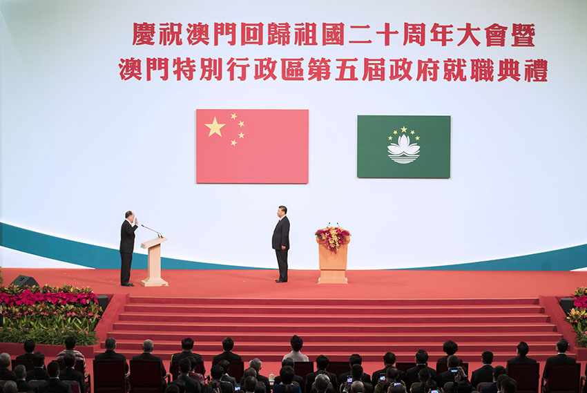 12月20日，慶祝澳門回歸祖國20周年大會暨澳門特別行政區(qū)第五屆政府就職典禮在澳門東亞運動會體育館隆重舉行。中共中央總書記、國家主席、中央軍委主席習近平出席並發(fā)表重要講話。這是習近平監(jiān)誓，澳門特別行政區(qū)第五任行政長官賀一誠宣誓就職。 新華社記者 黃敬文 攝
