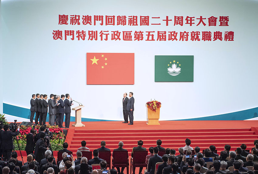 12月20日，慶祝澳門回歸祖國20周年大會暨澳門特別行政區(qū)第五屆政府就職典禮在澳門東亞運(yùn)動會體育館隆重舉行。中共中央總書記、國家主席、中央軍委主席習(xí)近平出席並發(fā)表重要講話。由習(xí)近平監(jiān)誓，澳門特別行政區(qū)第五屆政府主要官員在澳門特區(qū)第五任行政長官賀一誠帶領(lǐng)下宣誓就職。 新華社記者 李濤 攝