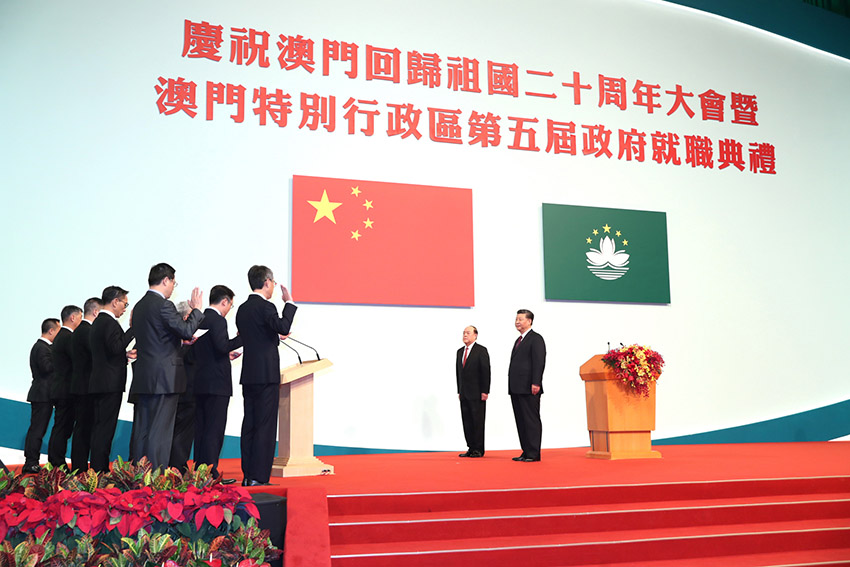 12月20日，慶祝澳門回歸祖國20周年大會(huì)暨澳門特別行政區(qū)第五屆政府就職典禮在澳門東亞運(yùn)動(dòng)會(huì)體育館隆重舉行。中共中央總書記、國家主席、中央軍委主席習(xí)近平出席並發(fā)表重要講話。由習(xí)近平監(jiān)誓，澳門特別行政區(qū)第五屆政府主要官員在澳門特區(qū)第五任行政長官賀一誠帶領(lǐng)下宣誓就職。 新華社記者 鞠鵬 攝
