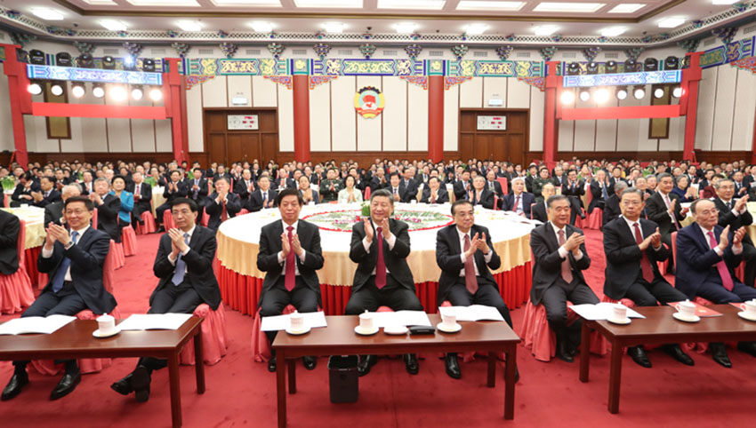 12月31日，全國政協(xié)在北京舉行新年茶話會(huì)。黨和國家領(lǐng)導(dǎo)人習(xí)近平、李克強(qiáng)、栗戰(zhàn)書、汪洋、王滬寧、趙樂際、韓正、王岐山出席茶話會(huì)並觀看演出。 新華社記者 黃敬文 攝