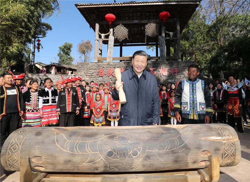 1月19日至21日，中共中央總書記、國(guó)家主席、中央軍委主席習(xí)近平來(lái)到雲(yún)南，看望慰問(wèn)各族干部群眾，向全國(guó)人民致以新春祝福。這是19日下午，習(xí)近平在騰沖市清水鄉(xiāng)三家村中寨司莫拉佤族村廣場(chǎng)上，敲響三聲佤族木鼓，祝福來(lái)年風(fēng)調(diào)雨順、國(guó)泰民安。新華社記者 鞠鵬 攝