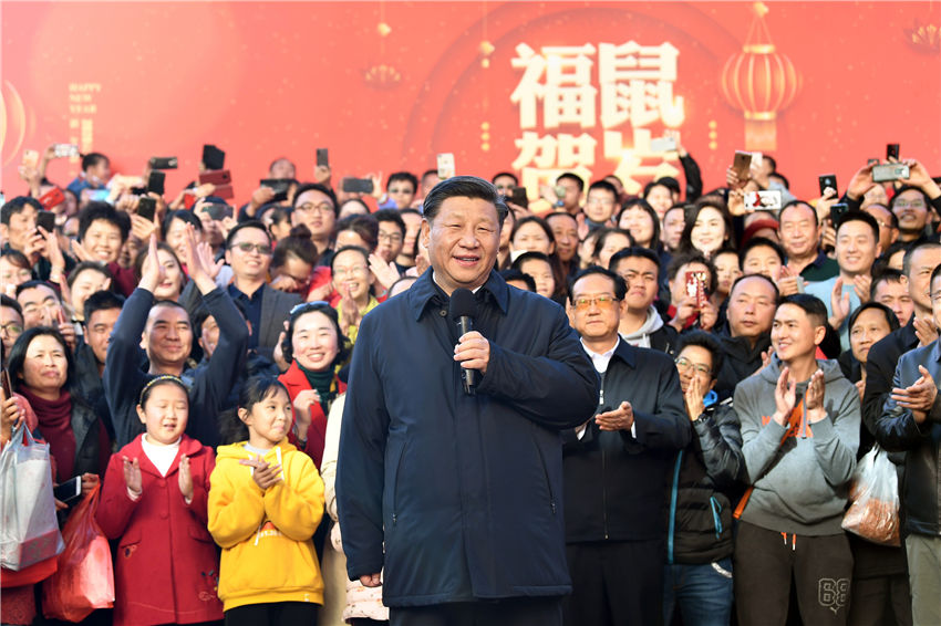 1月19日至21日，中共中央總書記、國家主席、中央軍委主席習(xí)近平來到雲(yún)南，看望慰問各族干部群眾，向全國人民致以新春祝福。這是20日下午，習(xí)近平在昆明國際會(huì)展中心展廳外廣場(chǎng)上，向雲(yún)南群眾、向全國各族人民、向港澳臺(tái)同胞和海外僑胞致以新春祝福。新華社記者 謝環(huán)馳 攝