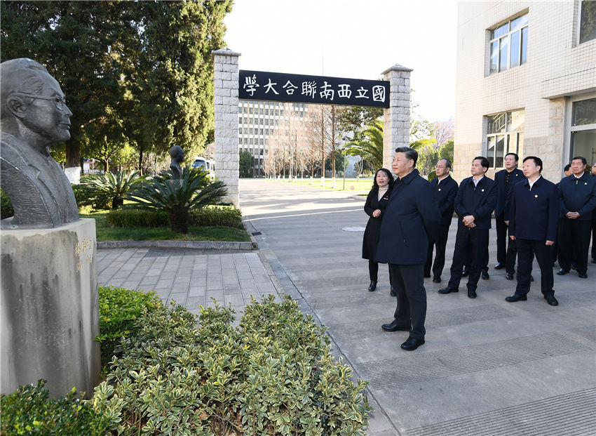 1月20日下午，正在雲(yún)南考察的中共中央總書記、國家主席、中央軍委主席習(xí)近平來到國立西南聯(lián)合大學(xué)舊址，參觀西南聯(lián)大博物館等，了解抗戰(zhàn)期間西南聯(lián)大師生教書救國、讀書報國的光榮歷史。新華社記者 謝環(huán)馳 攝