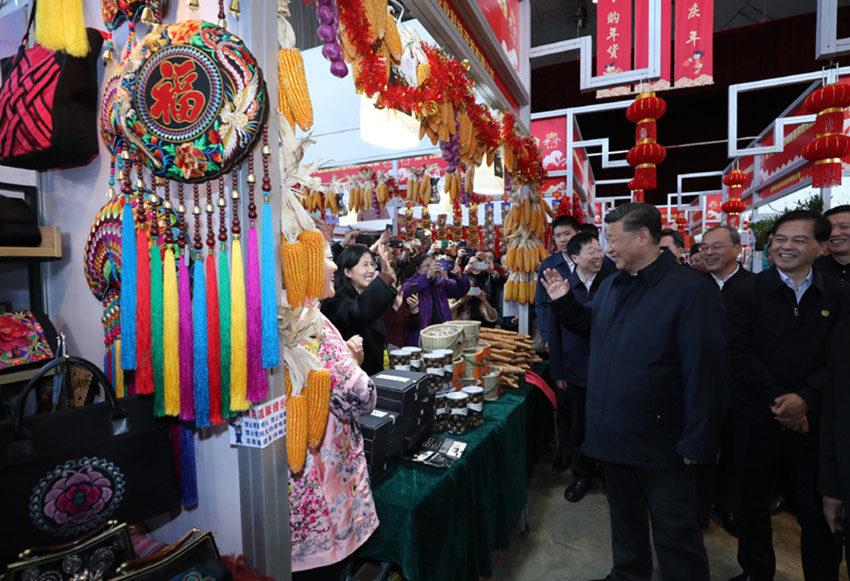 1月19日至21日，中共中央總書記、國家主席、中央軍委主席習近平來到雲(yún)南，看望慰問各族干部群眾，向全國人民致以新春祝福。這是20日下午，習近平在昆明新春購物博覽會年貨街，了解春節(jié)前市場供應情況。新華社記者 鞠鵬 攝