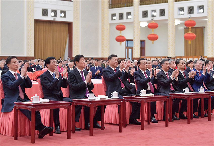1月23日，中共中央、國務(wù)院在北京人民大會堂舉行2020年春節(jié)團拜會。黨和國家領(lǐng)導(dǎo)人習(xí)近平、李克強、栗戰(zhàn)書、汪洋、王滬寧、趙樂際、韓正、王岐山等同首都各界人士歡聚一堂，共迎新春。新華社記者 李濤 攝