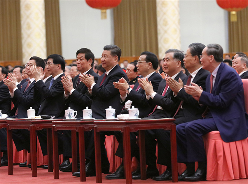 1月23日，中共中央、國務(wù)院在北京人民大會(huì)堂舉行2020年春節(jié)團(tuán)拜會(huì)。黨和國家領(lǐng)導(dǎo)人習(xí)近平、李克強(qiáng)、栗戰(zhàn)書、汪洋、王滬寧、趙樂際、韓正、王岐山等同首都各界人士歡聚一堂，共迎新春。新華社記者 劉衛(wèi)兵 攝