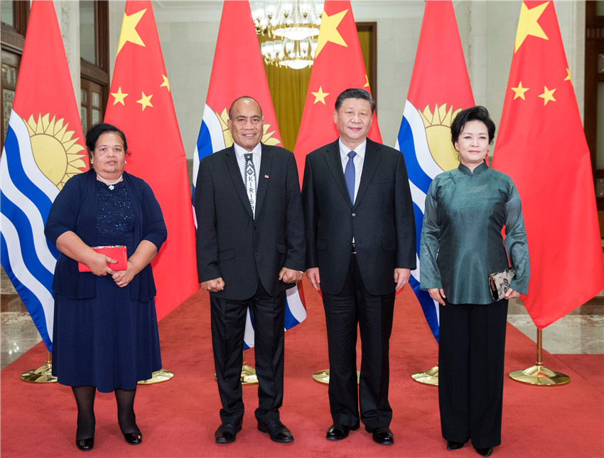 1月6日，國(guó)家主席習(xí)近平在北京人民大會(huì)堂同基裡巴斯總統(tǒng)馬茂會(huì)談。這是會(huì)談前，習(xí)近平和夫人彭麗媛同馬茂總統(tǒng)夫婦合影。新華社記者 黃敬文 攝