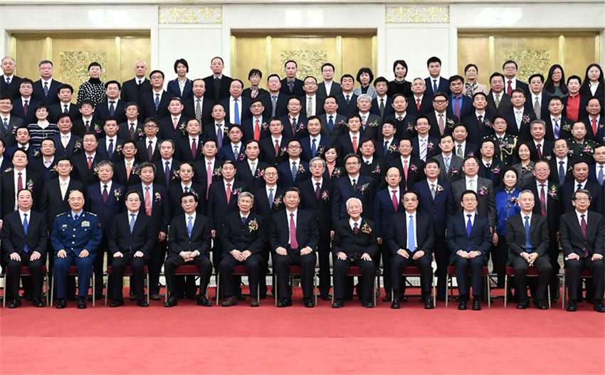 1月10日，2019年度國家科學(xué)技術(shù)獎勵大會在北京人民大會堂隆重舉行。會前，黨和國家領(lǐng)導(dǎo)人習(xí)近平、李克強、王滬寧、韓正等會見獲獎代表並同大家合影留念。新華社記者 謝環(huán)馳 攝