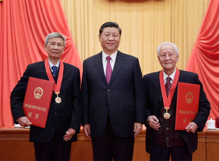 1月10日，2019年度國家科學(xué)技術(shù)獎勵大會在北京人民大會堂隆重舉行。中共中央總書記、國家主席、中央軍委主席習(xí)近平向獲得2019年度國家最高科學(xué)技術(shù)獎的原中國船舶重工集團(tuán)公司第七一九研究所黃旭華院士（右）和中國科學(xué)院大氣物理研究所曾慶存院士（左）頒獎。新華社記者 李學(xué)仁 攝