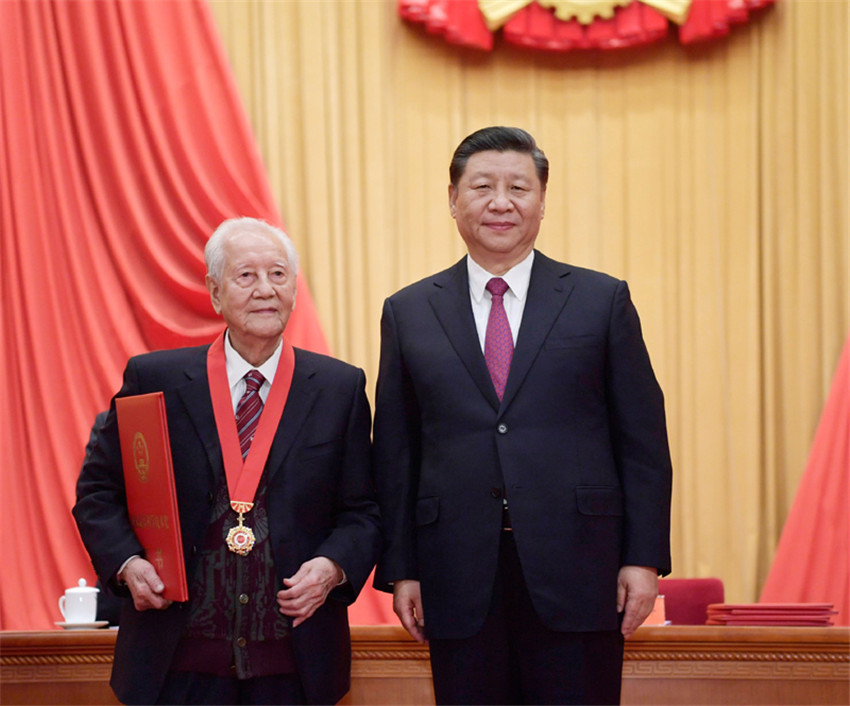 1月10日，2019年度國(guó)家科學(xué)技術(shù)獎(jiǎng)勵(lì)大會(huì)在北京人民大會(huì)堂隆重舉行。中共中央總書記、國(guó)家主席、中央軍委主席習(xí)近平向獲得2019年度國(guó)家最高科學(xué)技術(shù)獎(jiǎng)的原中國(guó)船舶重工集團(tuán)公司第七一九研究所黃旭華院士頒獎(jiǎng)。新華社記者 李學(xué)仁 攝