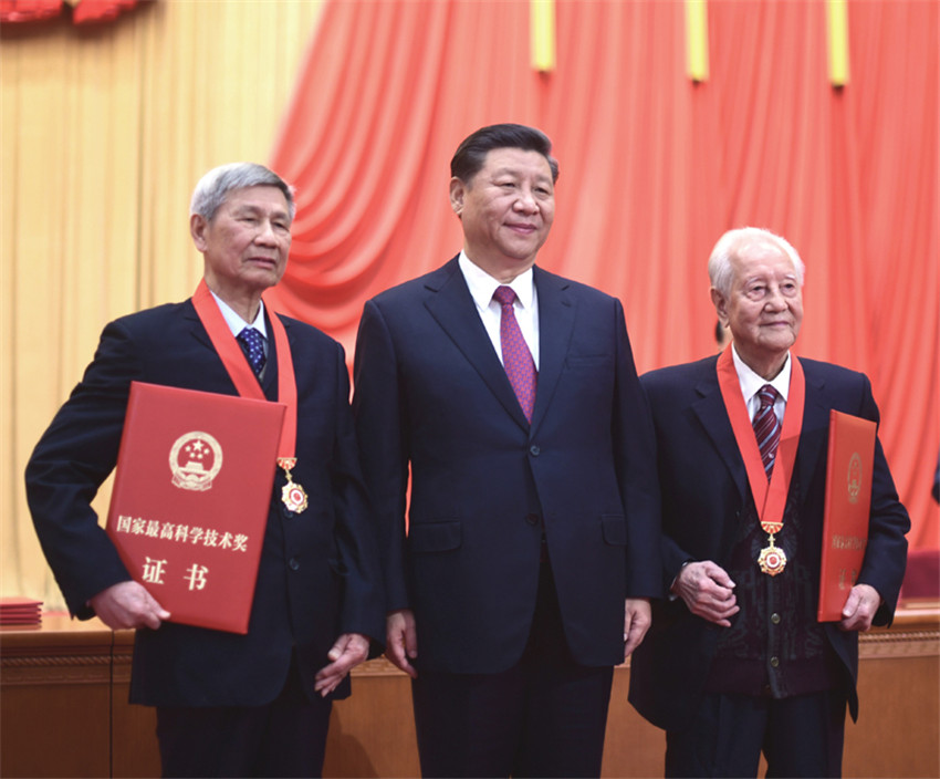 1月10日，2019年度國家科學(xué)技術(shù)獎(jiǎng)勵(lì)大會(huì)在北京人民大會(huì)堂隆重舉行。中共中央總書記、國家主席、中央軍委主席習(xí)近平向獲得2019年度國家最高科學(xué)技術(shù)獎(jiǎng)的原中國船舶重工集團(tuán)公司第七一九研究所黃旭華院士（右）和中國科學(xué)院大氣物理研究所曾慶存院士（左）頒獎(jiǎng)。新華社記者 謝環(huán)馳 攝