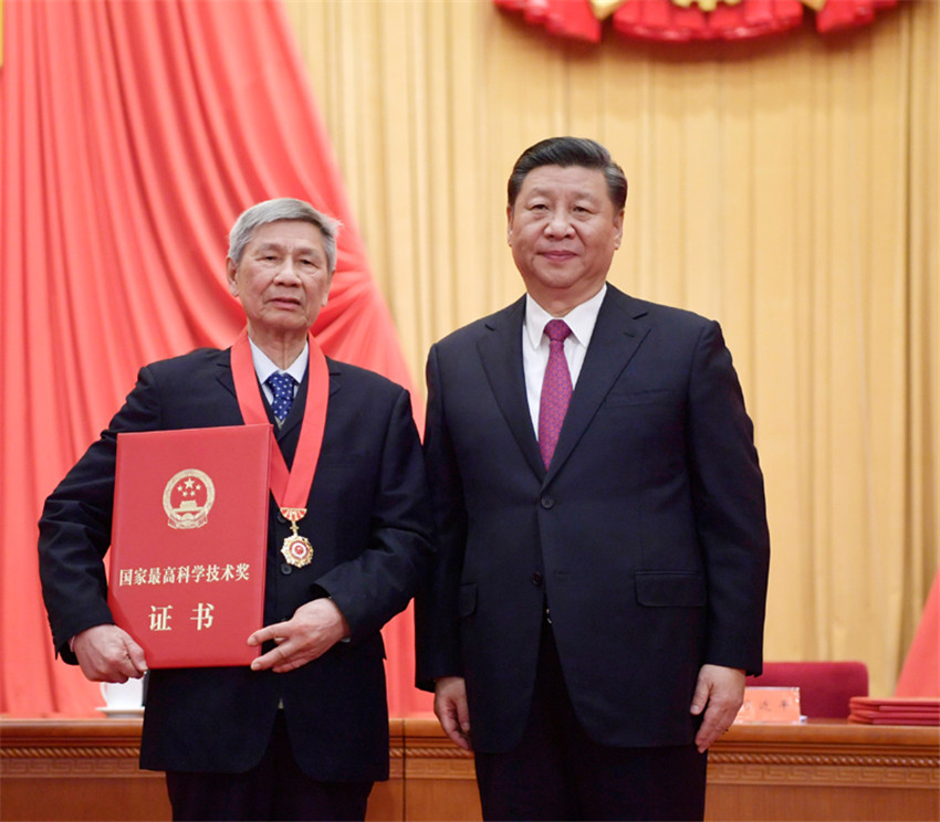1月10日，2019年度國家科學技術(shù)獎勵大會在北京人民大會堂隆重舉行。中共中央總書記、國家主席、中央軍委主席習近平向獲得2019年度國家最高科學技術(shù)獎的中國科學院大氣物理研究所曾慶存院士頒獎。新華社記者 李學仁 攝