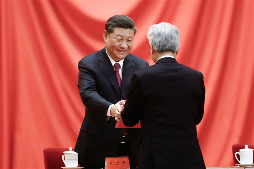 1月10日，2019年度國家科學(xué)技術(shù)獎(jiǎng)勵(lì)大會(huì)在北京人民大會(huì)堂隆重舉行。這是中共中央總書記、國家主席、中央軍委主席習(xí)近平向獲獎(jiǎng)代表頒發(fā)証書。新華社發(fā)（盛佳鵬 攝）
