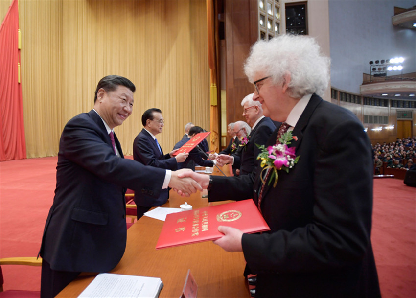 1月10日，2019年度國家科學(xué)技術(shù)獎(jiǎng)勵(lì)大會(huì)在北京人民大會(huì)堂隆重舉行。這是習(xí)近平等黨和國家領(lǐng)導(dǎo)人同獲得2019年度國家最高科學(xué)技術(shù)獎(jiǎng)的原中國船舶重工集團(tuán)公司第七一九研究所黃旭華院士和中國科學(xué)院大氣物理研究所曾慶存院士一道，為獲得國家自然科學(xué)獎(jiǎng)、國家技術(shù)發(fā)明獎(jiǎng)、國家科學(xué)技術(shù)進(jìn)步獎(jiǎng)和中華人民共和國國際科學(xué)技術(shù)合作獎(jiǎng)的代表頒發(fā)証書。新華社記者 李學(xué)仁 攝
