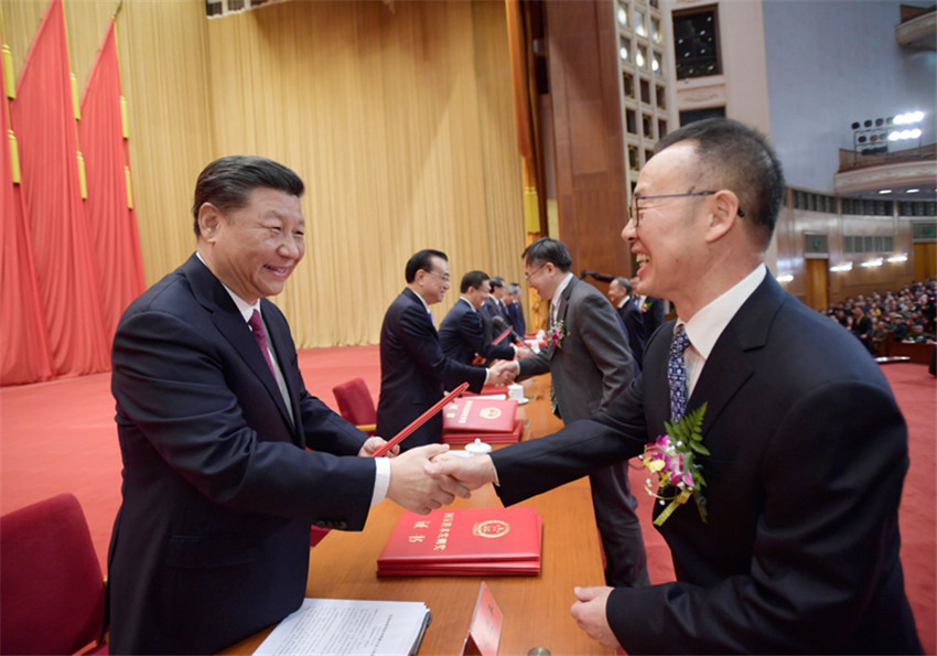 1月10日，2019年度國家科學(xué)技術(shù)獎勵大會在北京人民大會堂隆重舉行。這是習(xí)近平等黨和國家領(lǐng)導(dǎo)人同獲得2019年度國家最高科學(xué)技術(shù)獎的原中國船舶重工集團公司第七一九研究所黃旭華院士和中國科學(xué)院大氣物理研究所曾慶存院士一道，為獲得國家自然科學(xué)獎、國家技術(shù)發(fā)明獎、國家科學(xué)技術(shù)進步獎和中華人民共和國國際科學(xué)技術(shù)合作獎的代表頒發(fā)証書。新華社記者 李學(xué)仁 攝