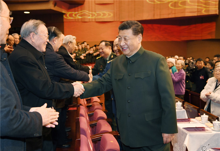1月13日下午，中央軍委慰問駐京部隊老干部迎新春文藝演出在京舉行。中共中央總書記、國家主席、中央軍委主席習近平，向在座的軍隊老同志和全軍離退休老干部致以節(jié)日問候和新春祝福。新華社記者 李 剛攝