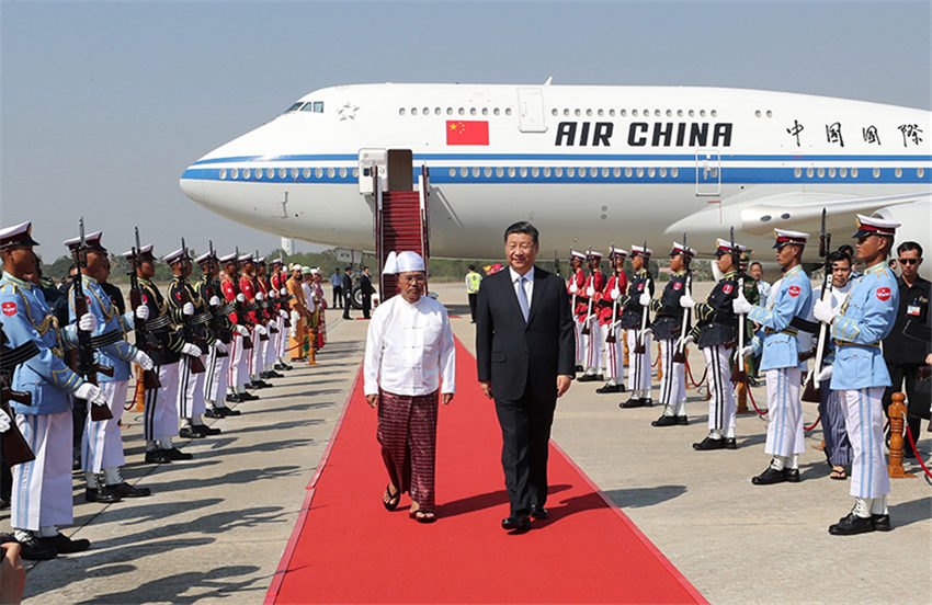 當?shù)貢r間1月17日下午，國家主席習(xí)近平乘專機抵達內(nèi)比都國際機場，開始對緬甸聯(lián)邦共和國進行國事訪問。習(xí)近平抵達時，緬甸第一副總統(tǒng)敏瑞率多名內(nèi)閣部長在舷梯旁熱情迎接。新華社記者 鞠鵬 攝