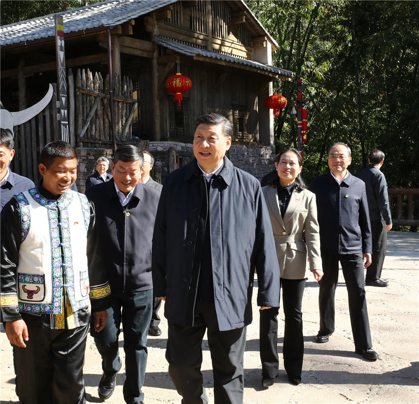 春節(jié)前夕，中共中央總書(shū)記、國(guó)家主席、中央軍委主席習(xí)近平在雲(yún)南考察，看望慰問(wèn)基層干部群眾。這是1月19日，習(xí)近平來(lái)到騰沖市清水鄉(xiāng)三家村中寨司莫拉佤族村看望鄉(xiāng)親們。新華社記者 鞠鵬 攝