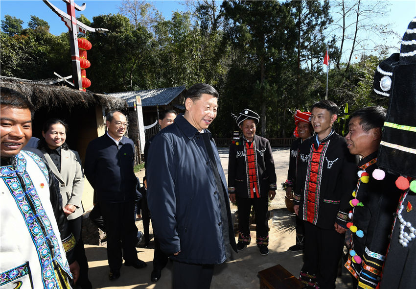 春節(jié)前夕，中共中央總書記、國家主席、中央軍委主席習(xí)近平在雲(yún)南考察，看望慰問基層干部群眾。這是1月19日，習(xí)近平在騰沖市清水鄉(xiāng)三家村中寨司莫拉佤族村同村民們親切交談。新華社記者 謝環(huán)馳 攝