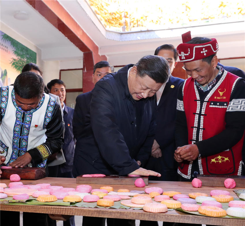 春節(jié)前夕，中共中央總書記、國家主席、中央軍委主席習近平赴雲(yún)南考察，看望慰問基層干部群眾。這是1月19日下午，習近平來到騰沖市清水鄉(xiāng)三家村中寨司莫拉佤族村看望鄉(xiāng)親們，走進村民家中了解脫貧攻堅情況，並向大家送上新春祝福。新華社記者 鞠鵬 攝