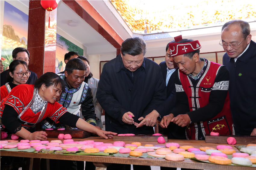 1月19日至21日，中共中央總書記、國家主席、中央軍委主席習(xí)近平來到雲(yún)南，看望慰問各族干部群眾，向全國人民致以新春祝福。這是19日下午，習(xí)近平在騰沖市清水鄉(xiāng)三家村中寨司莫拉佤族村，同村民李發(fā)順一家制作當(dāng)?shù)毓?jié)日傳統(tǒng)食品大米粑粑。新華社記者 鞠鵬 攝