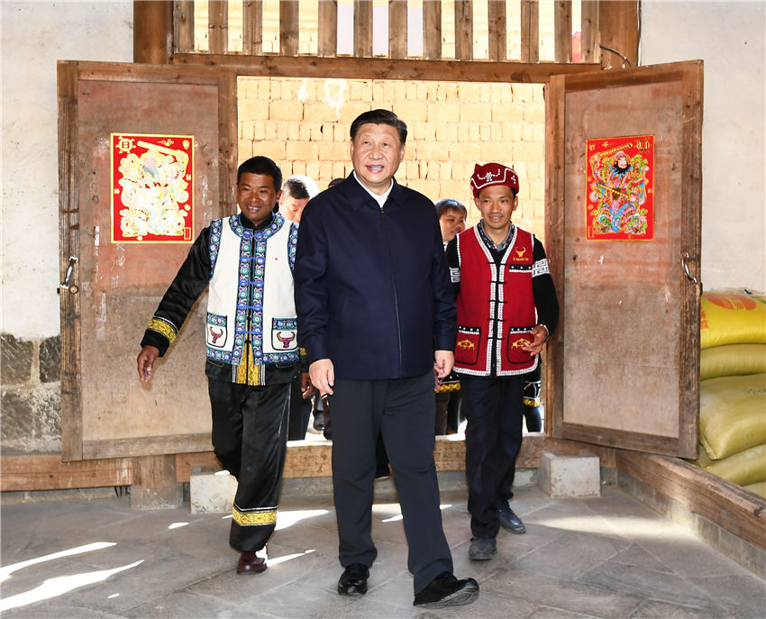 1月19日至21日，中共中央總書記、國家主席、中央軍委主席習(xí)近平來到雲(yún)南，看望慰問各族干部群眾，向全國人民致以新春祝福。這是19日下午，習(xí)近平在騰沖市清水鄉(xiāng)三家村中寨司莫拉佤族村村民李發(fā)順家察看，了解居住環(huán)境。新華社記者 謝環(huán)馳 攝