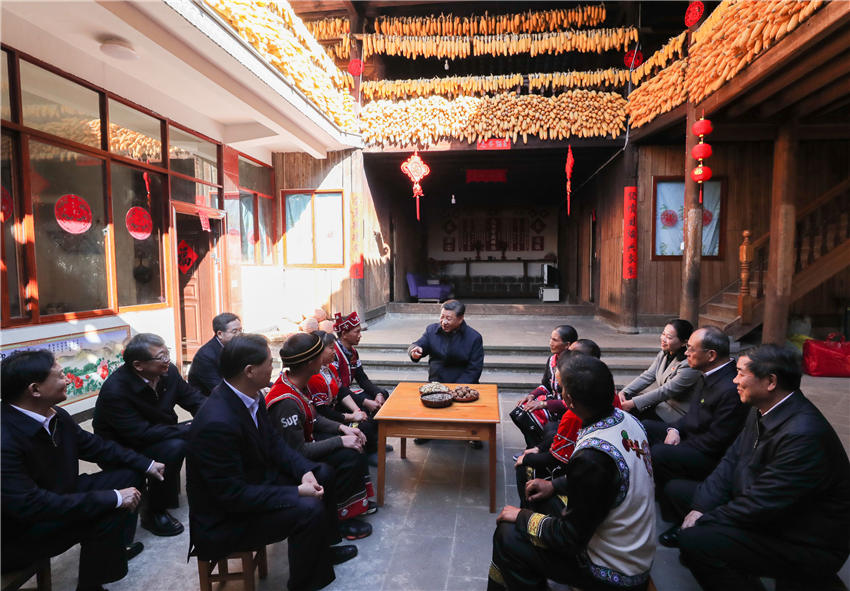 1月19日至21日，中共中央總書記、國(guó)家主席、中央軍委主席習(xí)近平來到雲(yún)南，看望慰問各族干部群眾，向全國(guó)人民致以新春祝福。這是19日下午，習(xí)近平在騰沖市清水鄉(xiāng)三家村中寨司莫拉佤族村，同村民李發(fā)順一家聊家常，詳細(xì)詢問脫貧情況。新華社記者 鞠鵬 攝