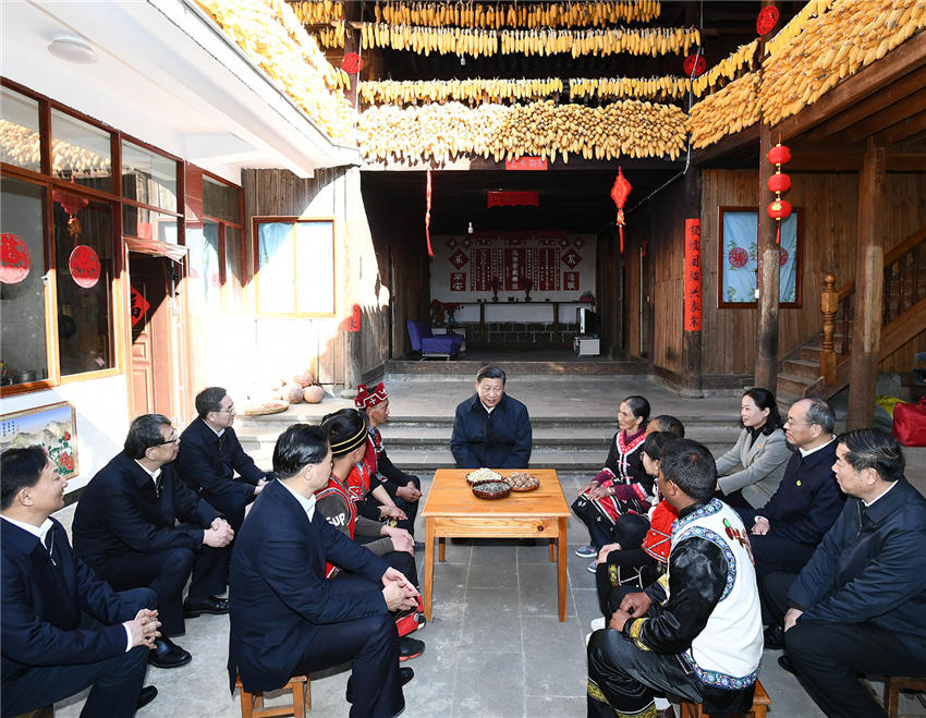 春節(jié)前夕，中共中央總書記、國家主席、中央軍委主席習(xí)近平赴雲(yún)南考察，看望慰問基層干部群眾。這是1月19日下午，習(xí)近平來到騰沖市清水鄉(xiāng)三家村中寨司莫拉佤族村看望鄉(xiāng)親們，走進(jìn)村民家中了解脫貧攻堅情況，並向大家送上新春祝福。新華社記者 鞠鵬 攝
