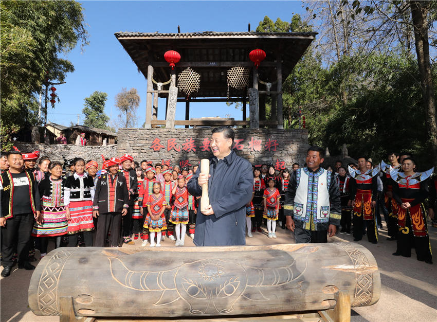 1月19日至21日，中共中央總書記、國家主席、中央軍委主席習近平來到雲(yún)南，看望慰問各族干部群眾，向全國人民致以新春祝福。這是19日下午，習近平在騰沖市清水鄉(xiāng)三家村中寨司莫拉佤族村廣場上，敲響三聲佤族木鼓，祝福來年風調雨順、國泰民安。新華社記者 鞠鵬 攝