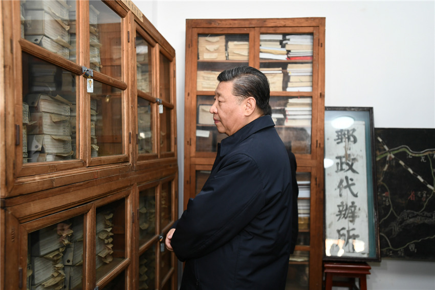 1月19日下午，正在雲(yún)南考察的中共中央總書記、國家主席、中央軍委主席習(xí)近平來到和順古鎮(zhèn)，了解絲綢古道交往、歷史文化傳承和生態(tài)環(huán)境保護(hù)等情況。新華社記者 謝環(huán)馳 攝