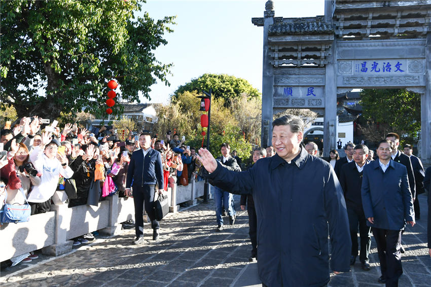1月19日至21日，中共中央總書記、國家主席、中央軍委主席習近平來到雲(yún)南，看望慰問各族干部群眾，向全國人民致以新春祝福。這是19日下午，習近平在和順古鎮(zhèn)考察調(diào)研時向游客和村民揮手致意，給大家拜年。新華社記者 謝環(huán)馳 攝