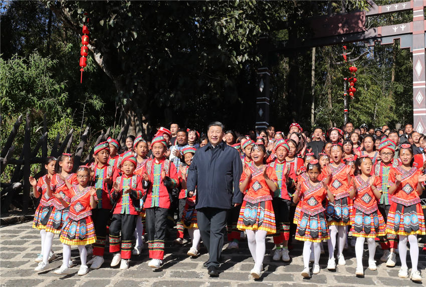 1月19日至21日，中共中央總書記、國家主席、中央軍委主席習近平來到雲(yún)南，看望慰問各族干部群眾，向全國人民致以新春祝福。這是19日下午，騰沖市清水鄉(xiāng)三家村中寨司莫拉佤族村的鄉(xiāng)親們唱著《阿佤人民唱新歌》，簇擁著習近平走出村口。新華社記者 謝環(huán)馳 攝