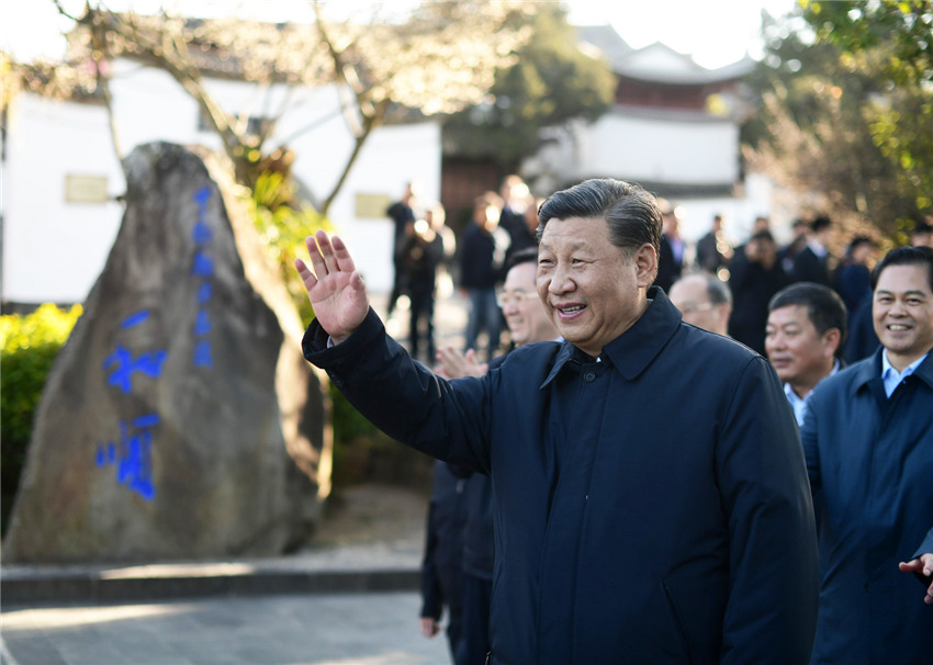 1月19日下午，正在雲(yún)南考察的中共中央總書記、國(guó)家主席、中央軍委主席習(xí)近平來(lái)到和順古鎮(zhèn)，了解絲綢古道交往、歷史文化傳承和生態(tài)環(huán)境保護(hù)等情況。新華社記者 鞠鵬 攝