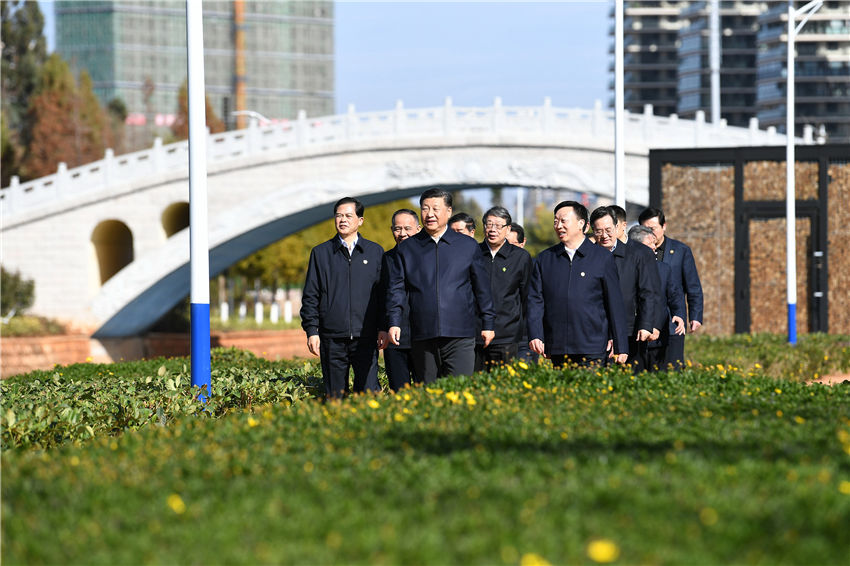 1月20日，正在雲(yún)南考察的中共中央總書記、國(guó)家主席、中央軍委主席習(xí)近平來到昆明，前往滇池星海半島生態(tài)濕地，察看滇池保護(hù)治理情況。新華社記者 謝環(huán)馳 攝