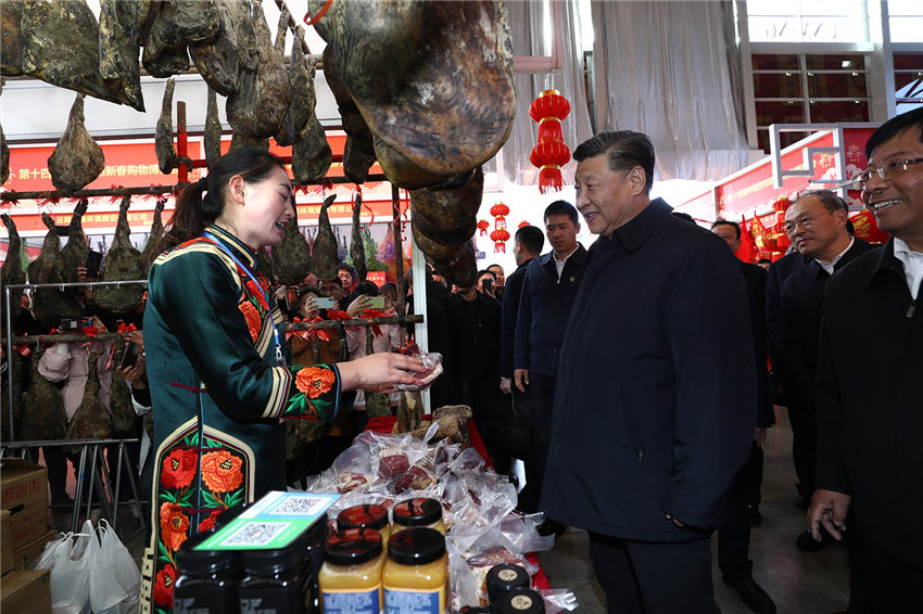 1月19日至21日，中共中央總書記、國家主席、中央軍委主席習近平來到雲(yún)南，看望慰問各族干部群眾，向全國人民致以新春祝福。這是20日下午，習近平在昆明新春購物博覽會年貨街，了解春節(jié)前市場供應(yīng)情況。新華社記者 鞠鵬 攝