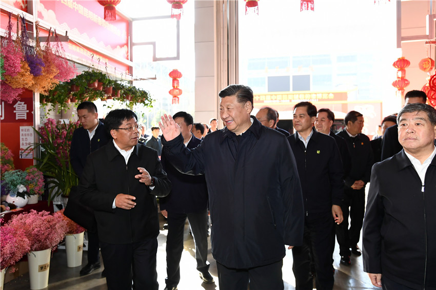 1月20日，正在雲(yún)南考察的中共中央總書記、國家主席、中央軍委主席習近平來到昆明國際會展中心，了解春節(jié)前年貨市場供應及國內(nèi)外商品展銷情況，同現(xiàn)場群眾親切交流，並向全國各族人民致以新春祝福。新華社記者 謝環(huán)馳 攝