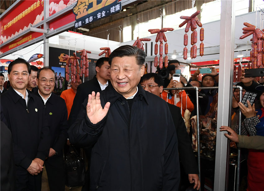 20日下午，習(xí)近平總書(shū)記來(lái)到昆明國(guó)際會(huì)展中心，了解春節(jié)前年貨市場(chǎng)供應(yīng)及國(guó)內(nèi)外商品展銷情況，同現(xiàn)場(chǎng)群眾親切交流，並向全國(guó)各族人民致以新春祝福。（文字記者：張曉鬆、朱基釵 攝影記者：鞠鵬、謝環(huán)馳、燕雁、殷博古）