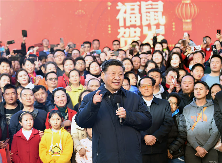 1月19日至21日，中共中央總書記、國家主席、中央軍委主席習近平來到雲(yún)南，看望慰問各族干部群眾，向全國人民致以新春祝福。這是20日下午，習近平在昆明國際會展中心展廳外廣場上，向雲(yún)南群眾、向全國各族人民、向港澳臺同胞和海外僑胞致以新春祝福。新華社記者 謝環(huán)馳 攝