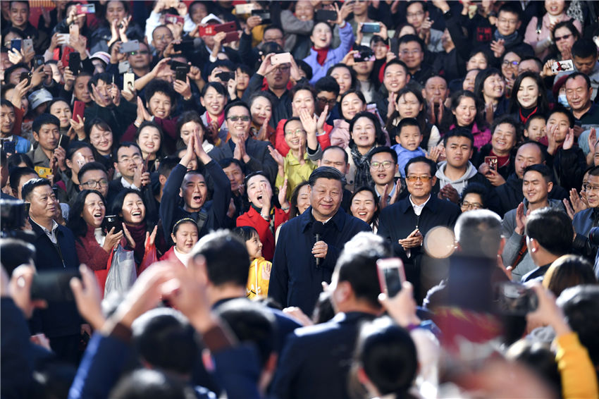 1月19日至21日，中共中央總書記、國家主席、中央軍委主席習(xí)近平來到雲(yún)南，看望慰問各族干部群眾，向全國人民致以新春祝福。這是20日下午，習(xí)近平在昆明國際會展中心展廳外廣場上，向雲(yún)南群眾、向全國各族人民、向港澳臺同胞和海外僑胞致以新春祝福。新華社記者 燕雁 攝