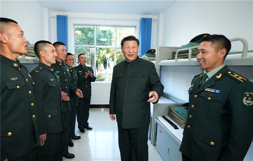 中華民族傳統(tǒng)節(jié)日春節(jié)來臨之際，中共中央總書記、國家主席、中央軍委主席習近平視察駐雲(yún)南部隊，深入邊防一線，看望慰問官兵，代表黨中央和中央軍委，向全體人民解放軍指戰(zhàn)員、武警部隊官兵、民兵預(yù)備役人員致以誠摯問候和新春祝福。這是1月19日，習近平在某邊防營同官兵親切交談。新華社記者 李剛 攝 