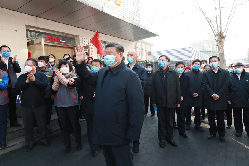 2月10日，中共中央總書記、國(guó)家主席、中央軍委主席習(xí)近平在北京調(diào)研指導(dǎo)新冠肺炎疫情防控工作。這是習(xí)近平在朝陽區(qū)安貞街道安華裡社區(qū)，了解基層一線疫情聯(lián)防聯(lián)控情況。 新華社記者 龐興雷 攝