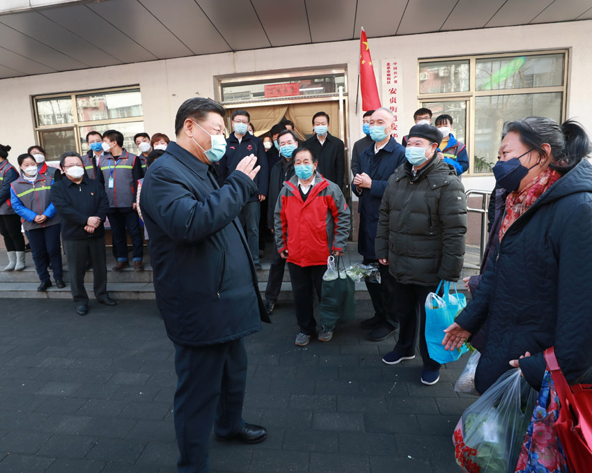 2月10日，中共中央總書記、國(guó)家主席、中央軍委主席習(xí)近平在北京調(diào)研指導(dǎo)新冠肺炎疫情防控工作。這是習(xí)近平在朝陽(yáng)區(qū)安貞街道安華裡社區(qū)，了解基層一線疫情聯(lián)防聯(lián)控情況。 新華社記者 龐興雷 攝