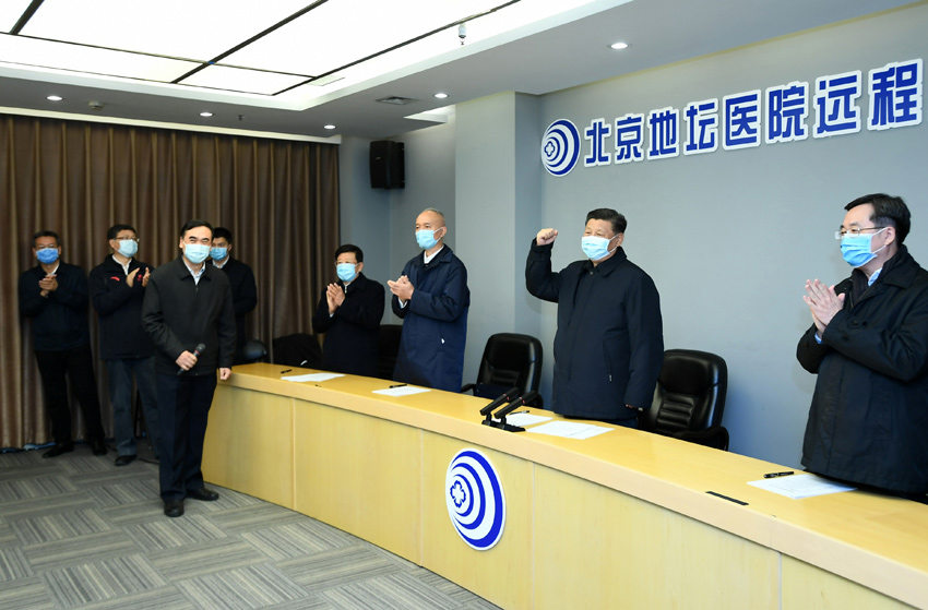 2月10日，中共中央總書記、國家主席、中央軍委主席習近平在北京調(diào)研指導新冠肺炎疫情防控工作。這是習近平在首都醫(yī)科大學附屬北京地壇醫(yī)院遠程診療中心，通過視頻連線武漢市收治新冠肺炎患者的金銀潭醫(yī)院、協(xié)和醫(yī)院、火神山醫(yī)院，了解情況、聽取意見和建議，慰問一線醫(yī)務工作者。 新華社記者 謝環(huán)馳 攝