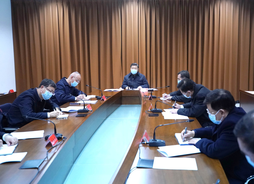 2月10日，中共中央總書記、國家主席、中央軍委主席習(xí)近平在北京調(diào)研指導(dǎo)新冠肺炎疫情防控工作。這是在朝陽區(qū)疾控中心會議室，習(xí)近平主持召開會議，聽取北京市疫情防控工作情況匯報並發(fā)表重要講話。 新華社記者 鞠鵬 攝