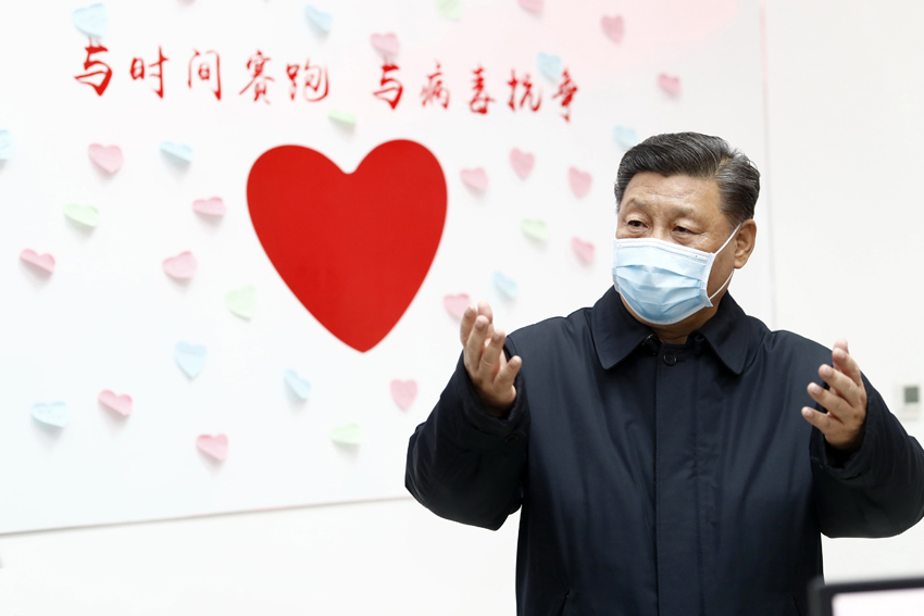 2月10日，中共中央總書(shū)記、國(guó)家主席、中央軍委主席習(xí)近平在北京調(diào)研指導(dǎo)新冠肺炎疫情防控工作。這是習(xí)近平在朝陽(yáng)區(qū)疾病預(yù)防控制中心調(diào)研。 新華社記者 劉彬 攝