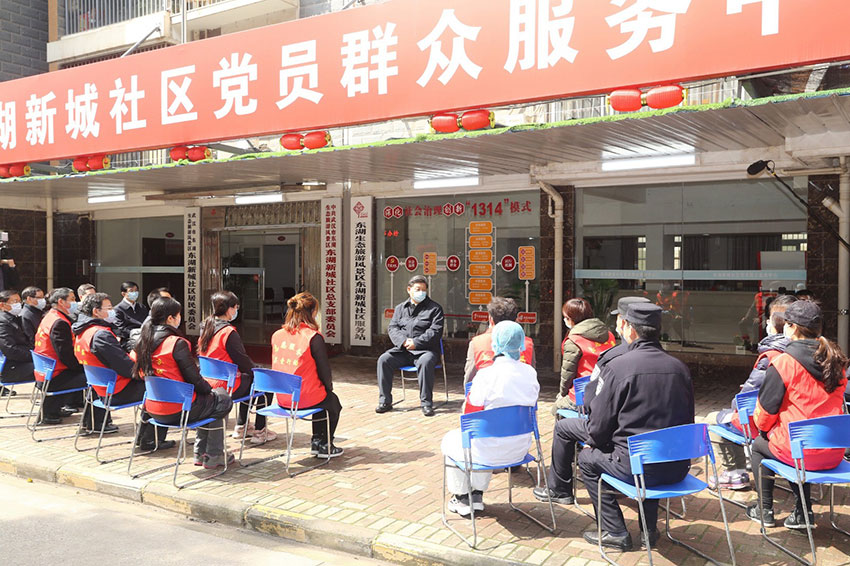 3月10日中午，離開火神山醫(yī)院，習(xí)近平趕赴武漢市東湖新城社區(qū)，看望居家隔離的社區(qū)群眾，實(shí)地了解社區(qū)疫情防控、群眾生活保障等情況，對(duì)社區(qū)群眾和防控一線工作人員表示慰問和感謝。（文字：張曉鬆、朱基釵  攝影：鞠鵬、龐興雷、謝環(huán)馳）