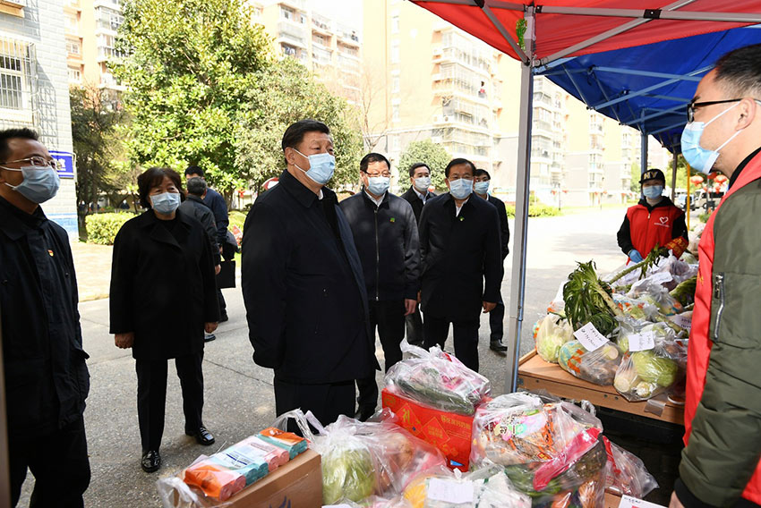 3月10日，中共中央總書記、國家主席、中央軍委主席習近平專門赴湖北省武漢市考察新冠肺炎疫情防控工作。這是習近平在東湖新城社區(qū)生活物資集中配送點，詳細詢問社區(qū)群眾生活物資採購和供應(yīng)情況。 新華社記者 謝環(huán)馳 攝
